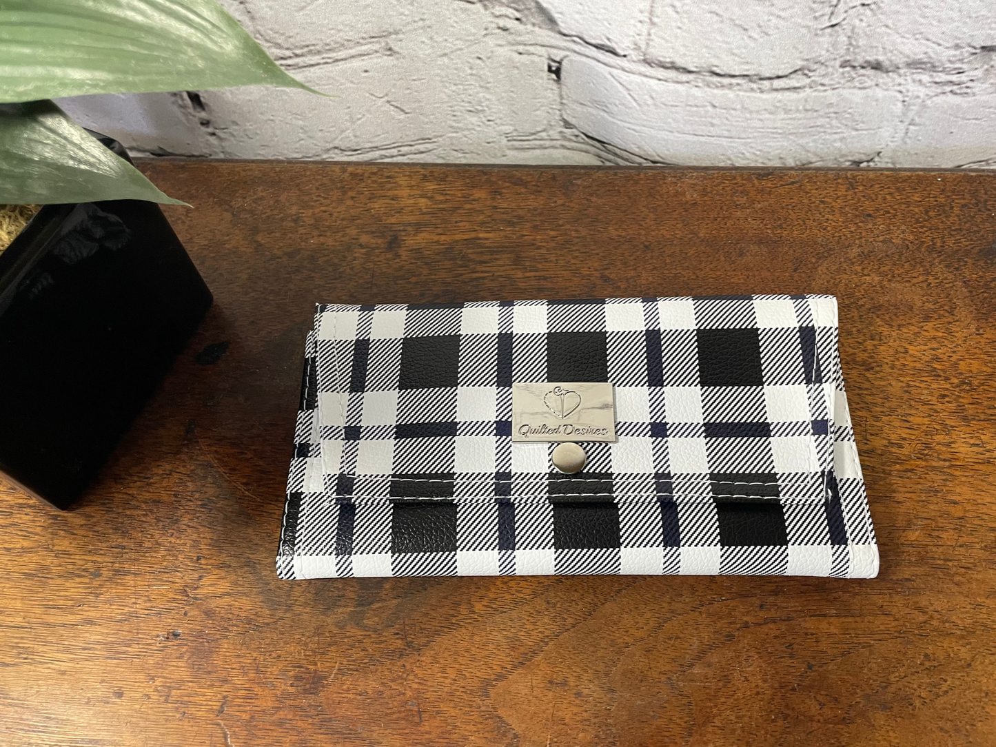 Architect Women’s Wallet/Black and White Checkered Plaid